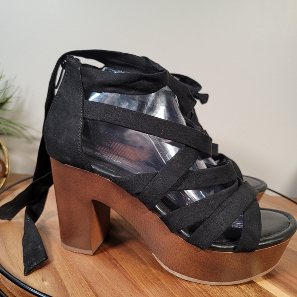 Torrid Black Faux Suede Strappy Ankle Wrap Clog Heels Size 9 WW - Picture 5 of 16